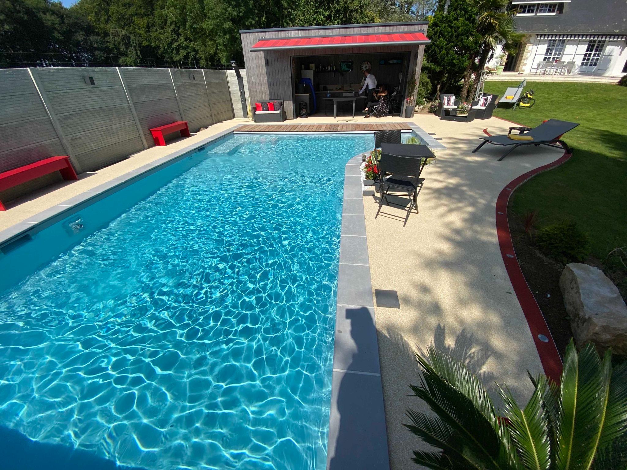 Plage de piscine en résine EPDM posée par RMS EcoSky