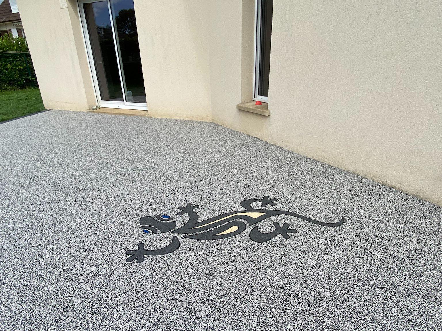 Motif salamandre incrusté dans une terrasse en résine EPDM