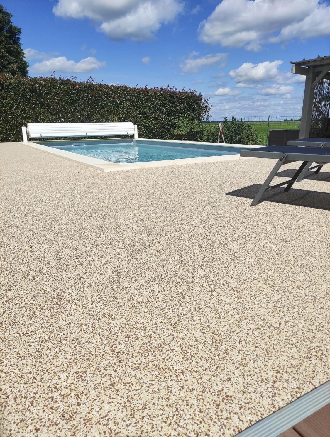 Plage de piscine en résine EPDM sable