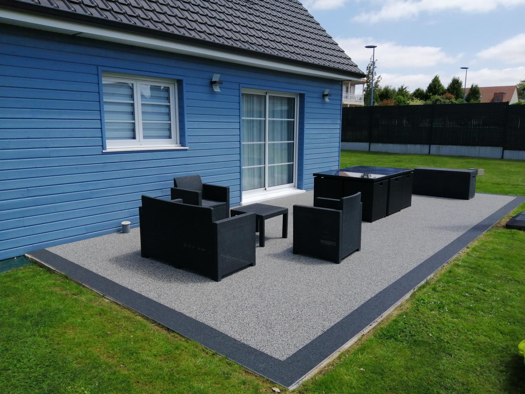 Terrasse en résine EPDM grise avec bordure noire