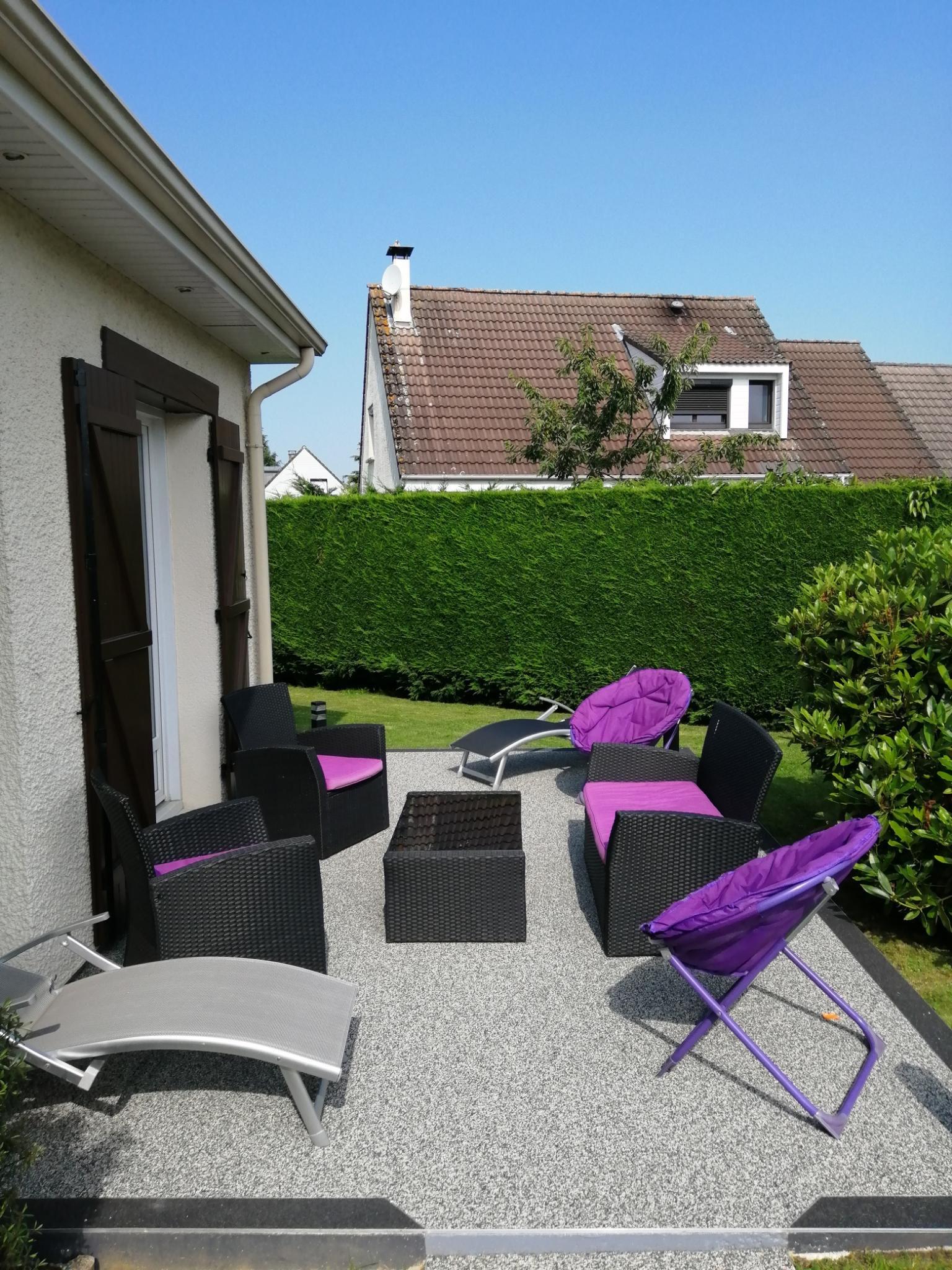 Terrasse en résine EPDM avec coin salon et hamac