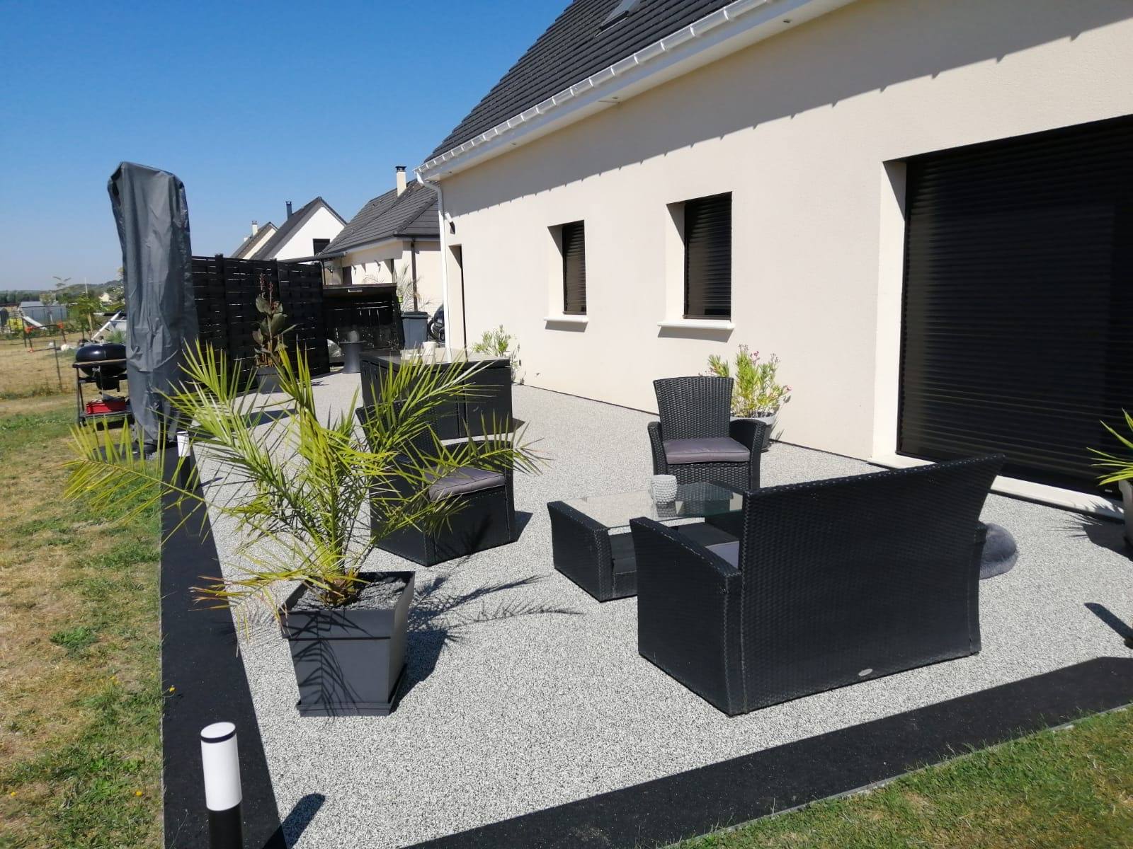 Terrasse en résine EPDM avec salon de jardin